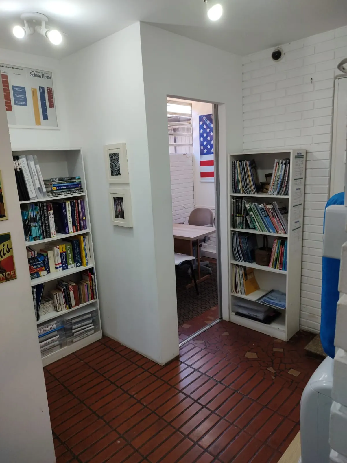 Estante com livros didáticos Cambridge e Oxford na School House