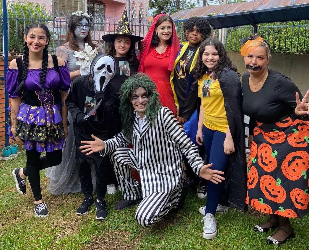 Alunos e teachers da School House fantasiados na festa de Halloween da escola