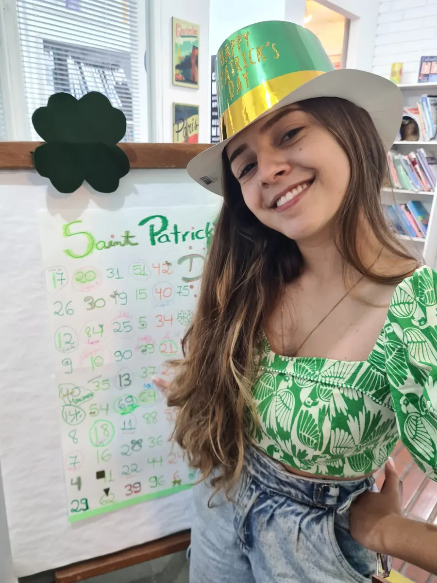 Moça sorrindo com chapéu verde de St. Patrick's Day na School House