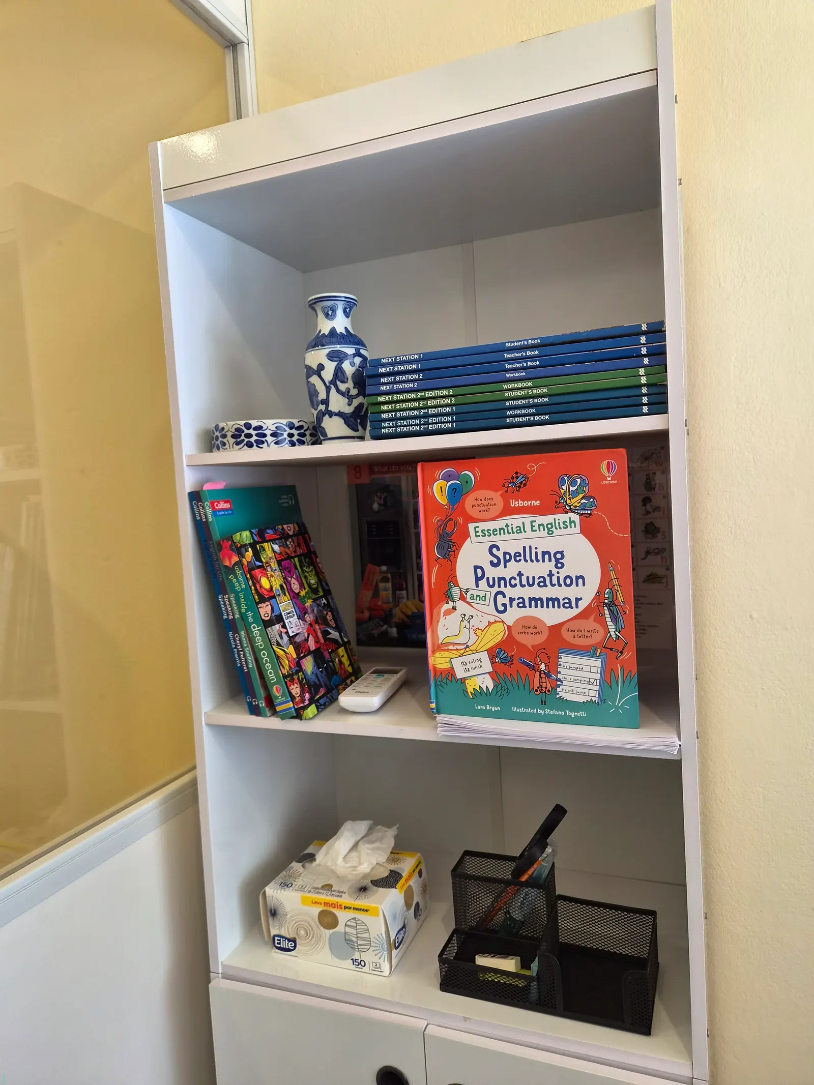 Estante com livros didáticos de inglês na sede de Guaíba