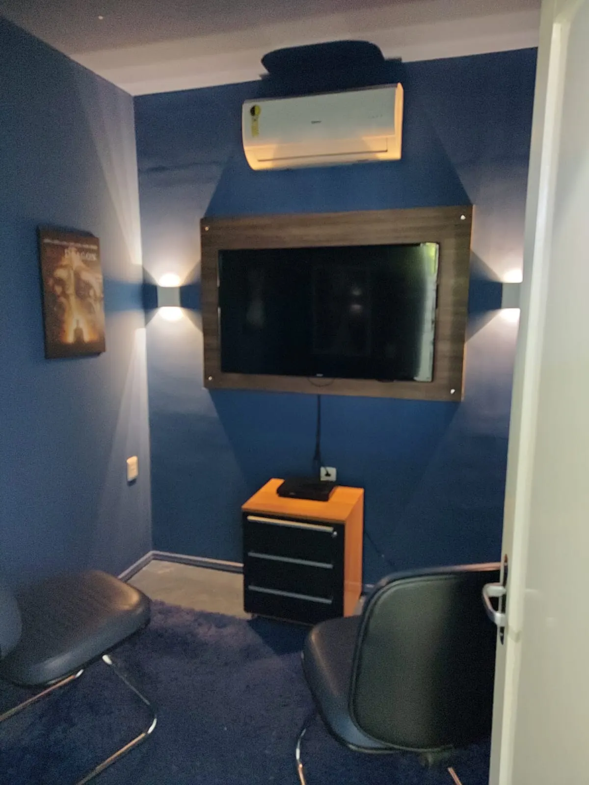 Sala de cinema da School House usada nas aulas e eventos culturais