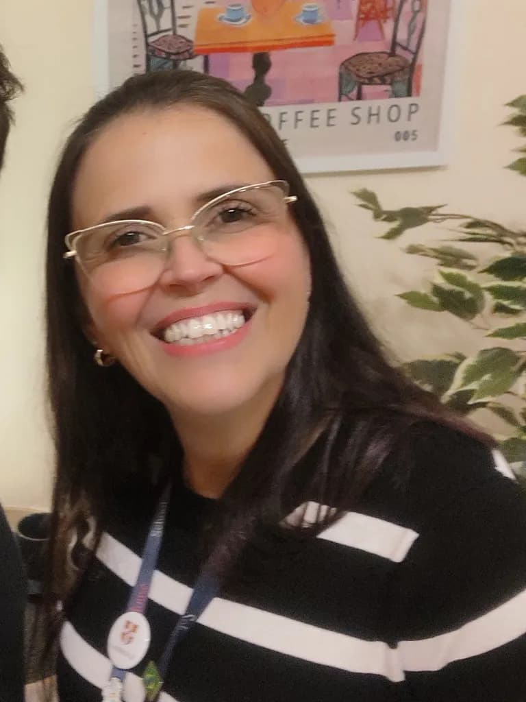 Gabriela, teacher de reforço escolar da School House Idiomas