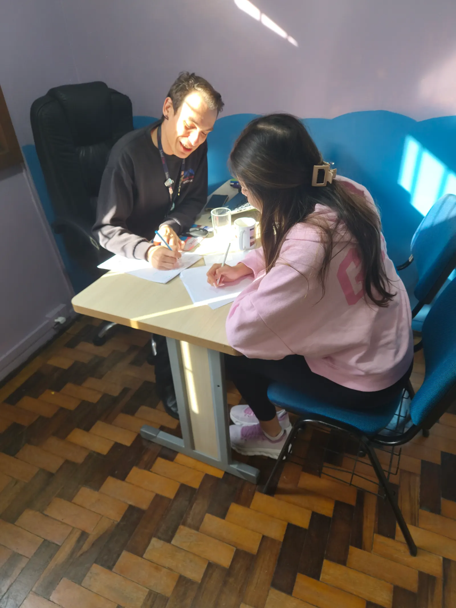 Adolescente em aula particular de inglês com professora na School House