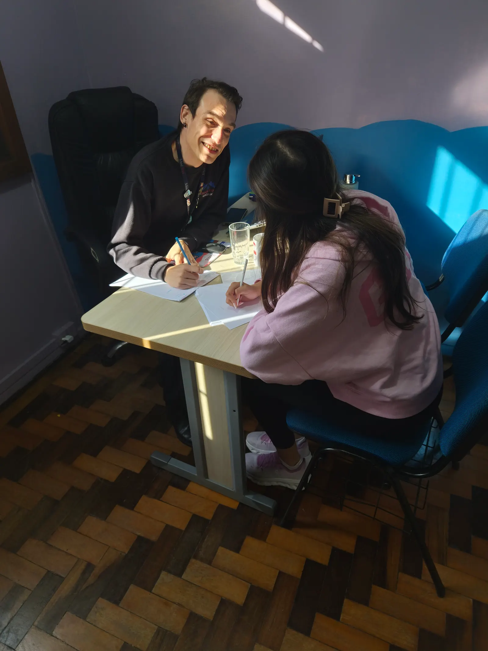 Aluna adolescente estudando com professora em sala individual da School House
