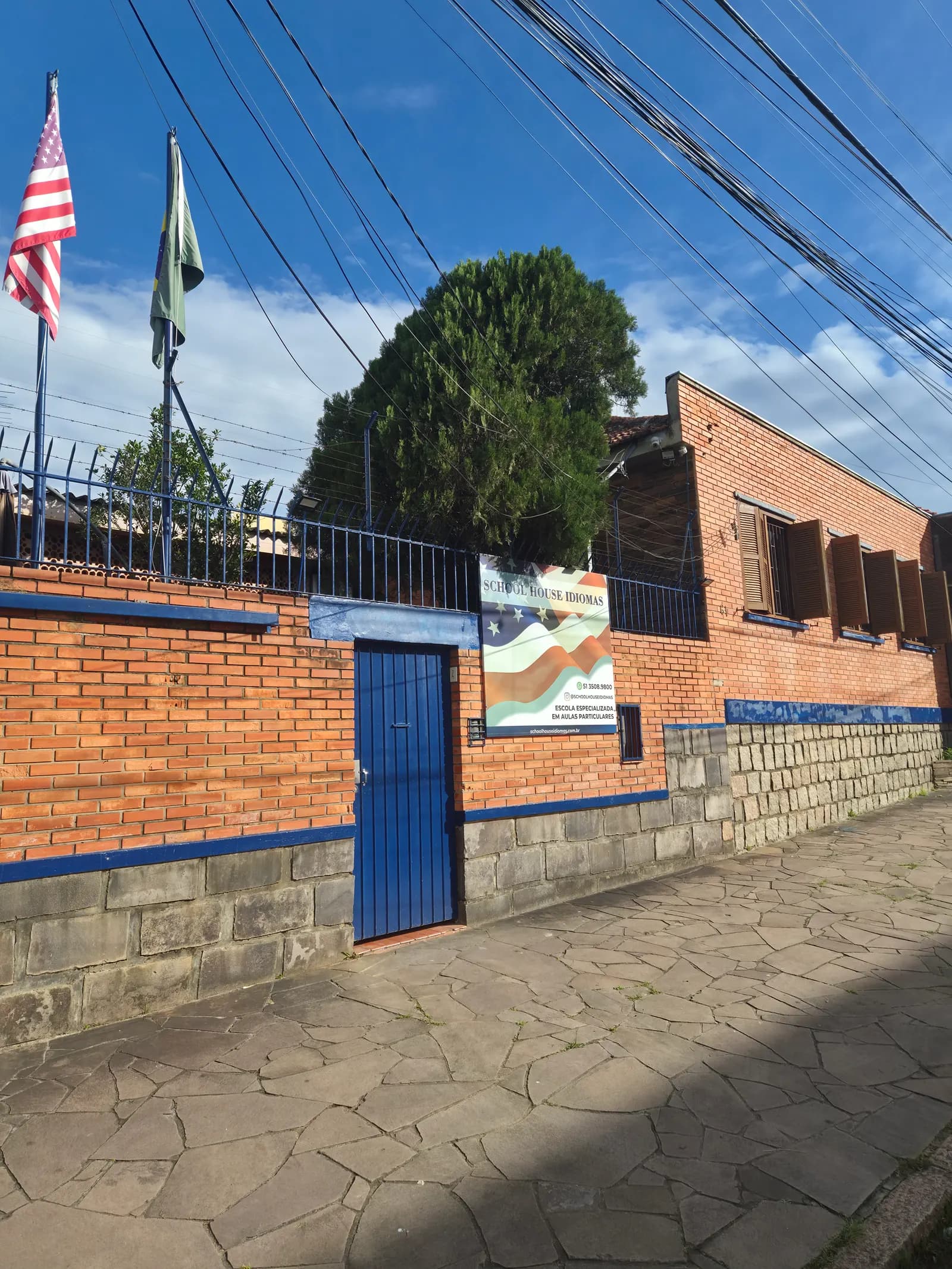 Fachada da School House Idiomas na Vila Ipiranga, em Porto Alegre