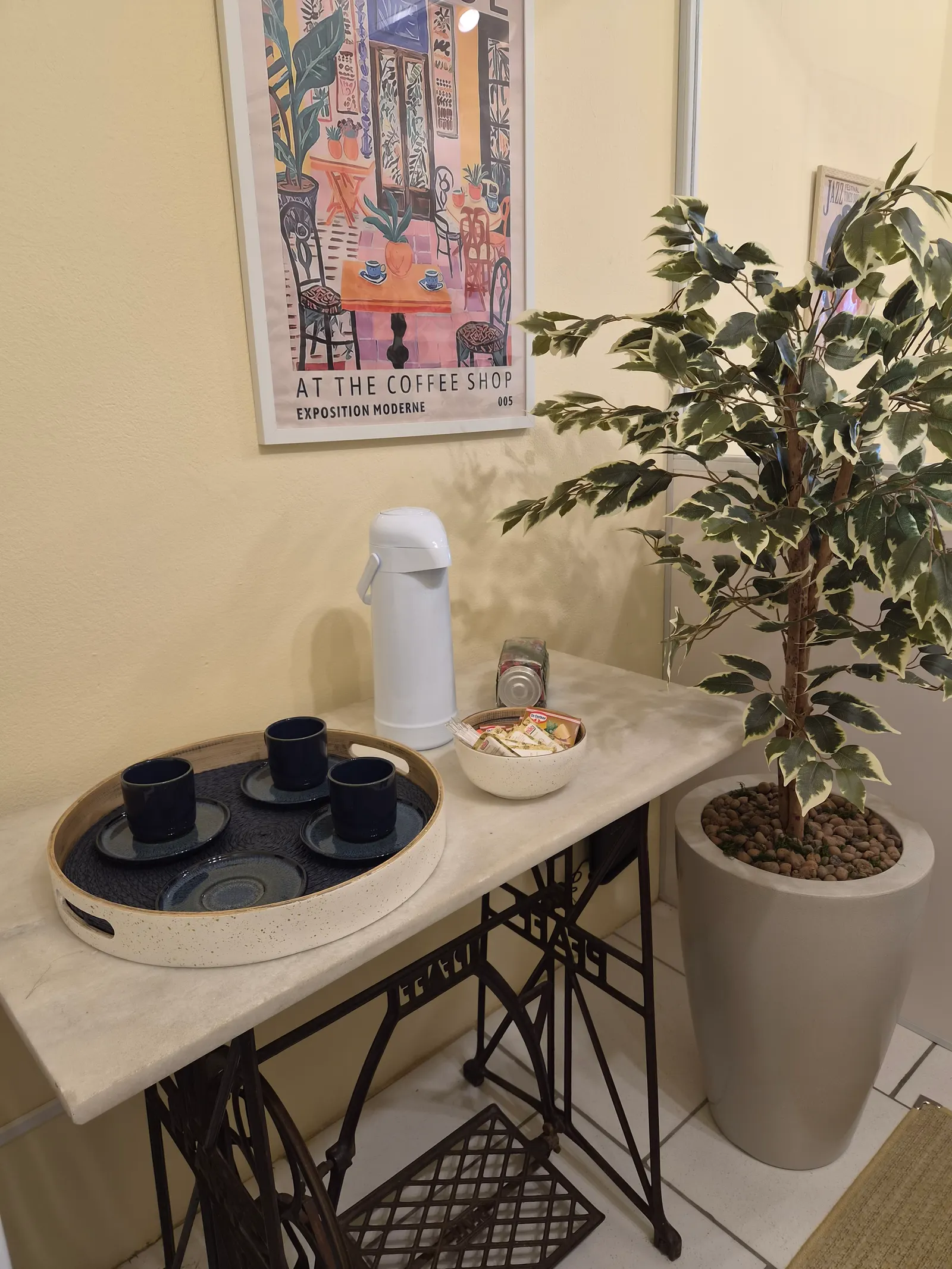 Recepção da School House em Guaíba, com café e quadro de Matisse