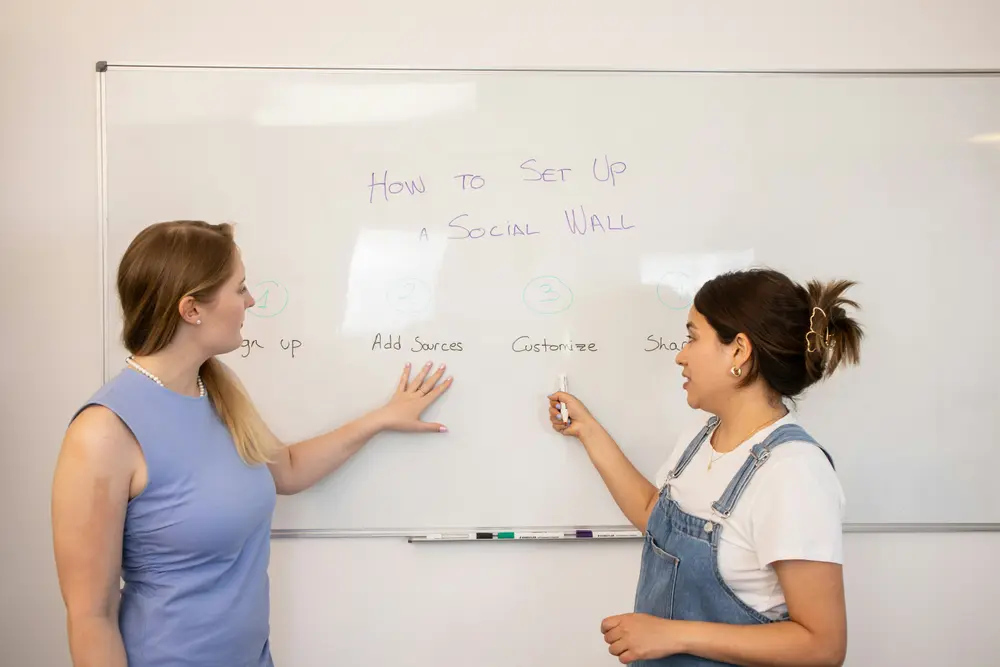Professora e aluna em aula particular de inglês na School House